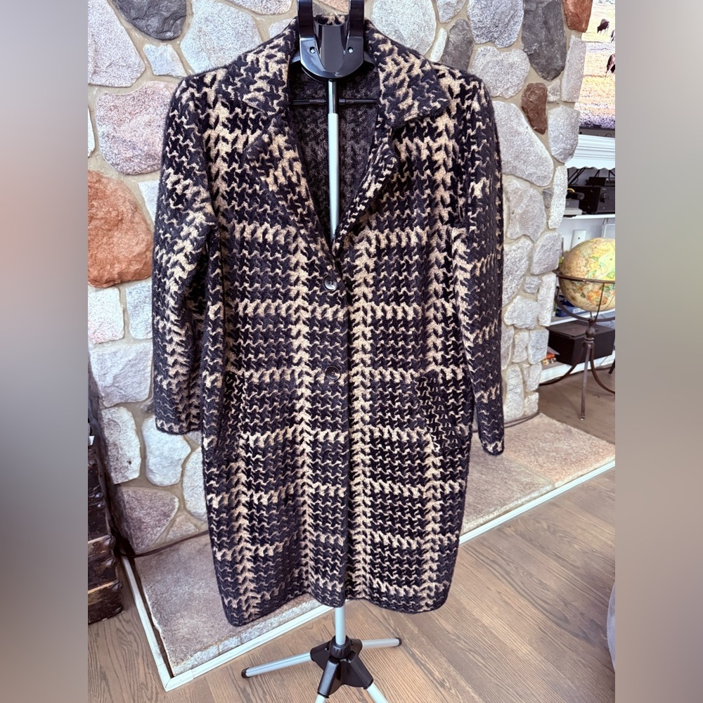 Tahari Tan & Black Soft Fuzzy Coat. Size M